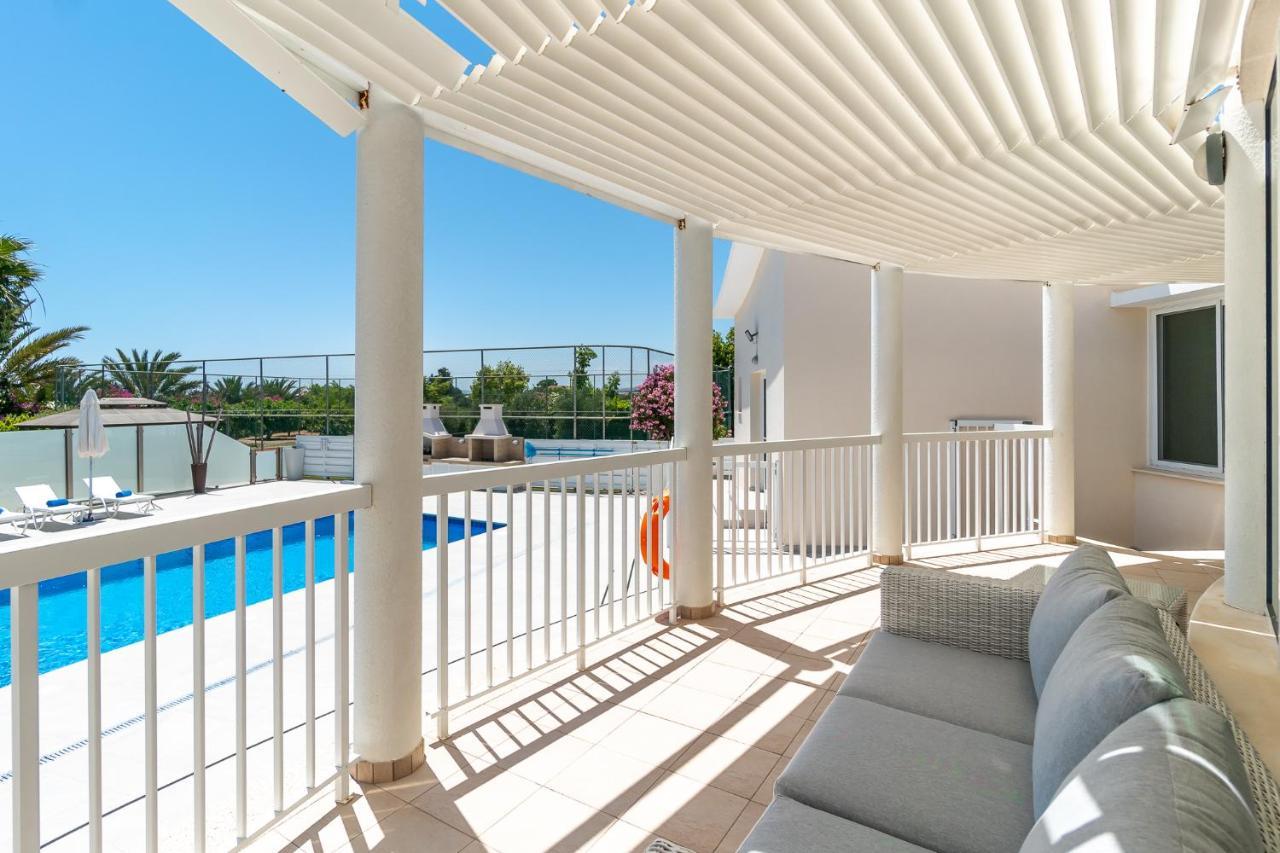 Villa Amelia By Ezoria Villas ペルボニア エクステリア 写真